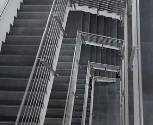 Detalle escalera edificio comercial
