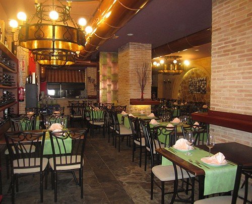 Restaurante principal para más de 100 comensales