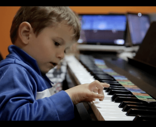 PIANO INCLUIDO DESDE LOS 3 AÑOS EN LAS CLASES GRUPALES