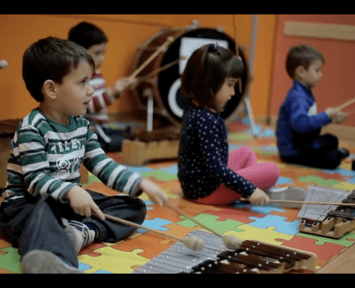 Clases de lenguaje con instrumentos. Después utilizan el instrumento que ellos tocan estando todo dentro de los mismos objetivos de aprendizaje y adaptados a cada instrumento.