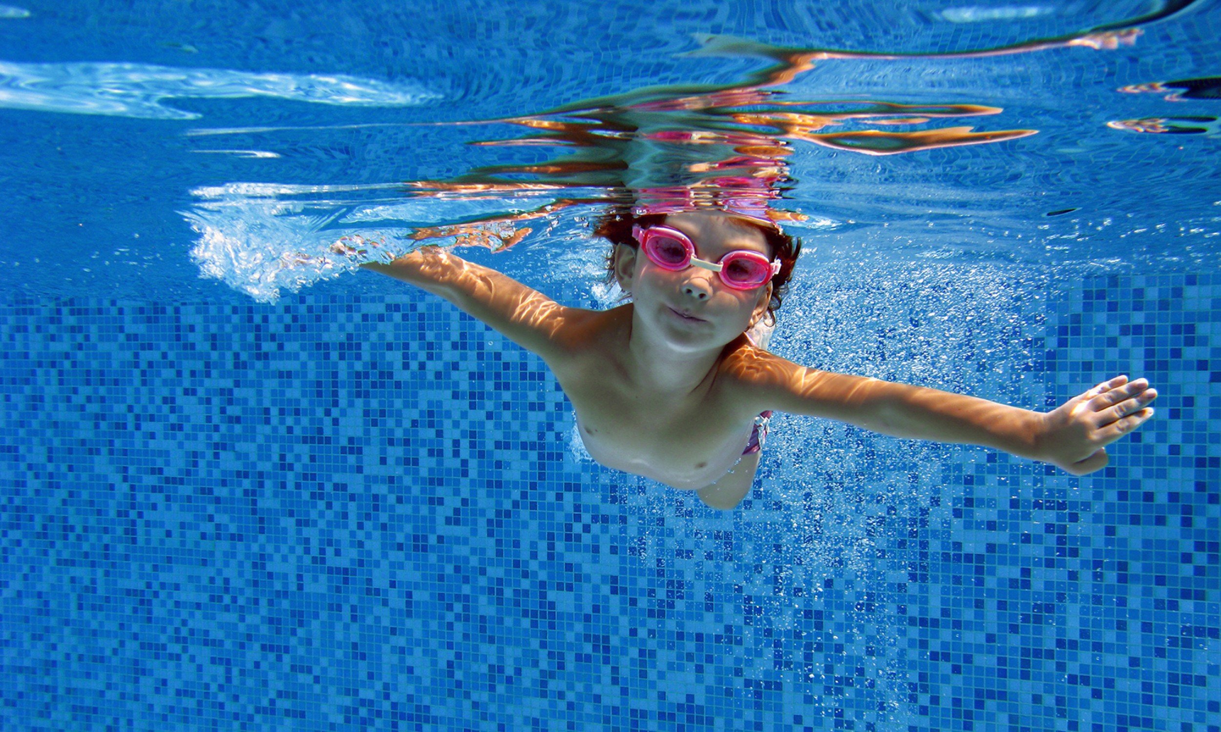 Actividades deportivas en piscina en temporada de verano