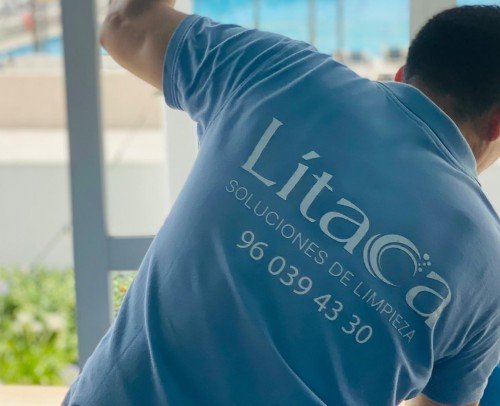 Limpieza de piscina y zonas comunes de club deportivo - Litaca