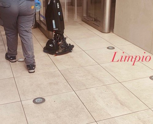 Limpieza de oficinas en Valencia - equipo Litaca