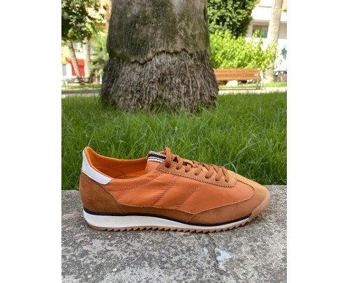 Sneaker naranja 2040