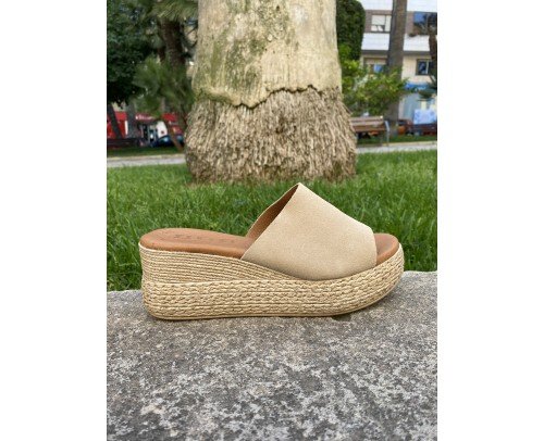 Sandalia tipo zueco piel serraje beige 3767