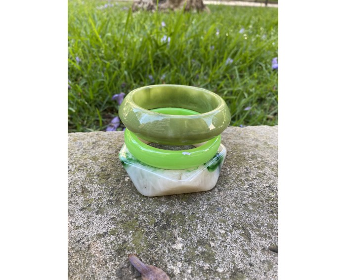 Pulseras combinadas en verde