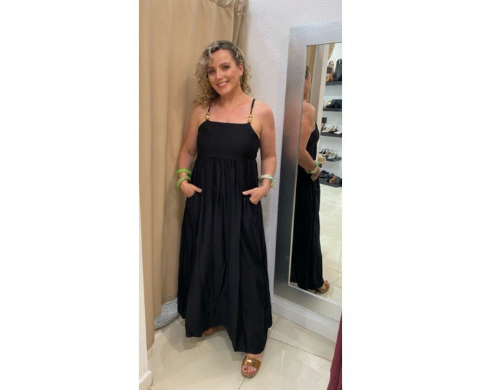 Vestido negro con cuentas de madera