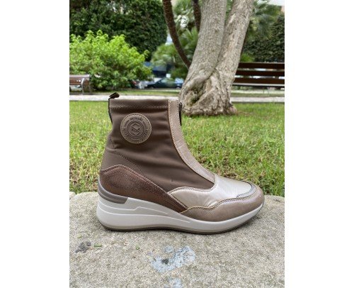 Botin cuña mysoft taupe 24M695