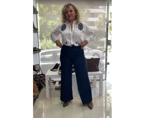 Camisa blanca bordada
