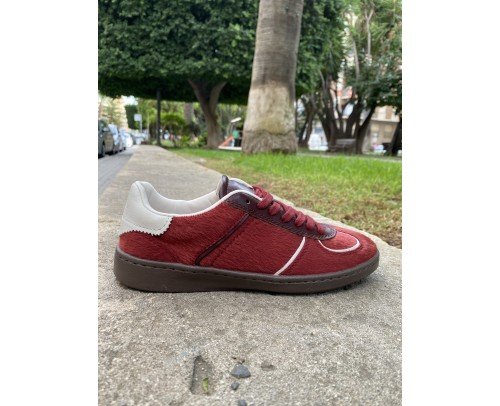 sneaker burdeos efecto piel de potro