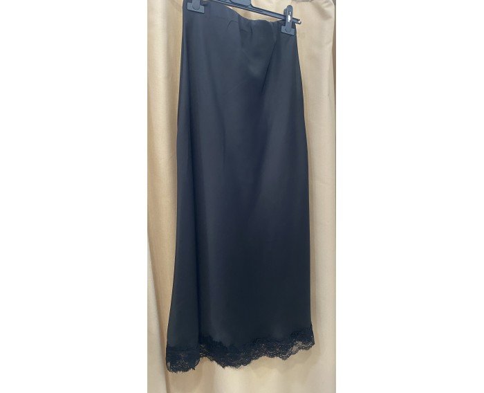 falda midi satinada con encaje