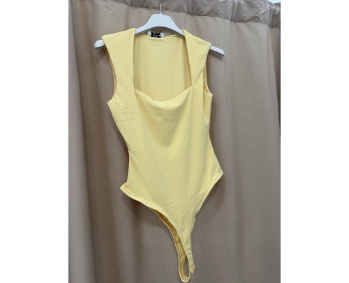 body escote cuadrado amarillo