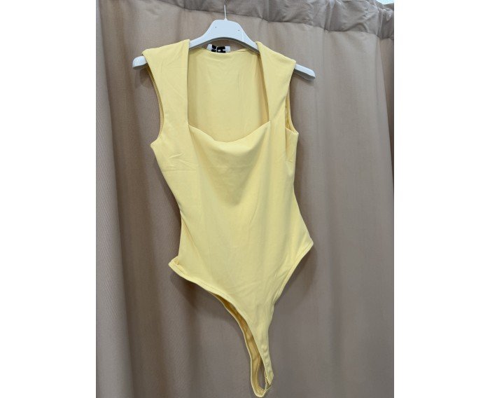 body escote cuadrado amarillo