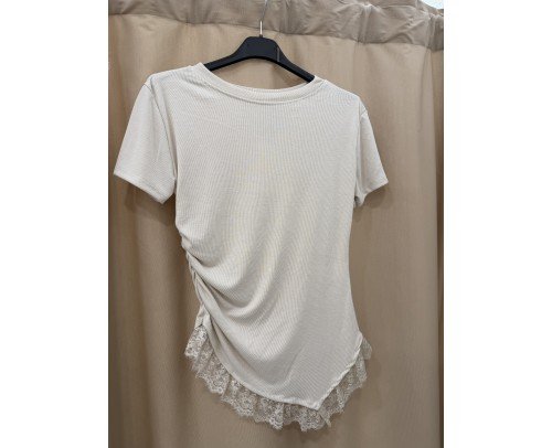 camiseta asimetrica con encaje beige