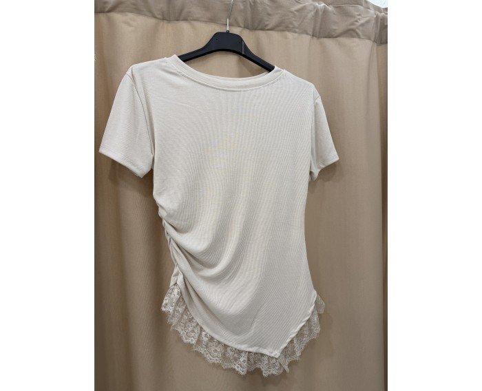 camiseta asimetrica con encaje beige