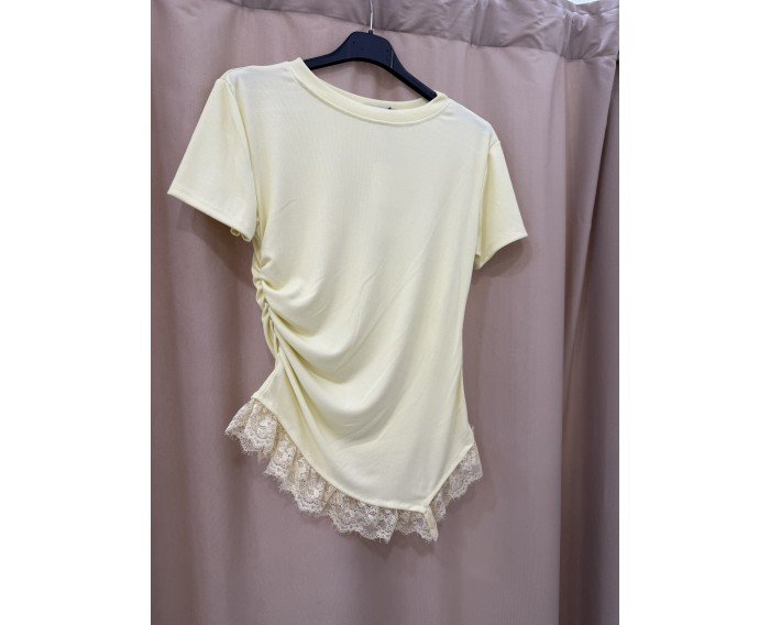 camiseta asimetrica con encaje amarilla