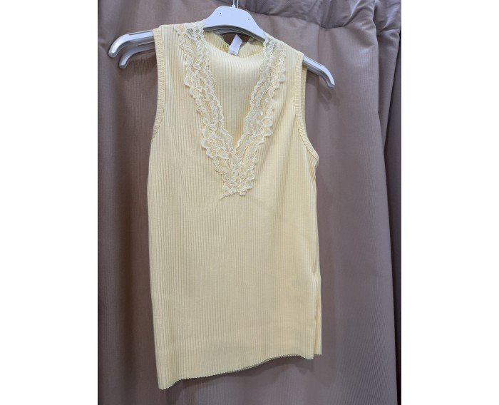 top canalé y encaje amarillo