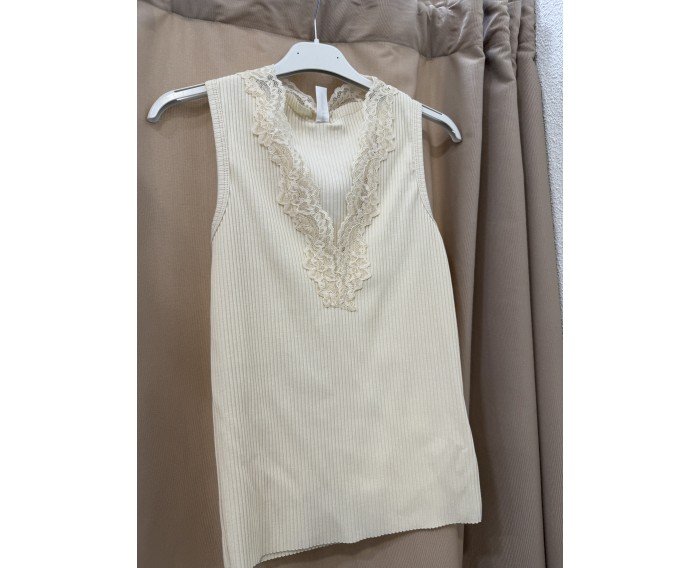 top canale y encaje beige