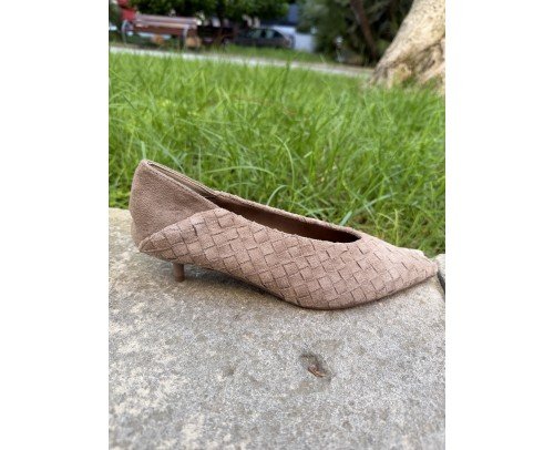Zapato de sal&oacute;n trenzado beige