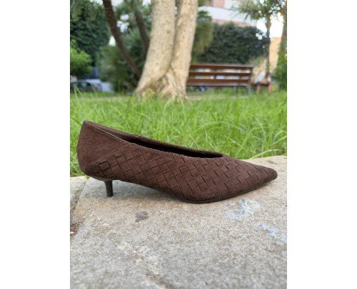 zapato de salon trenzado marr&oacute;n