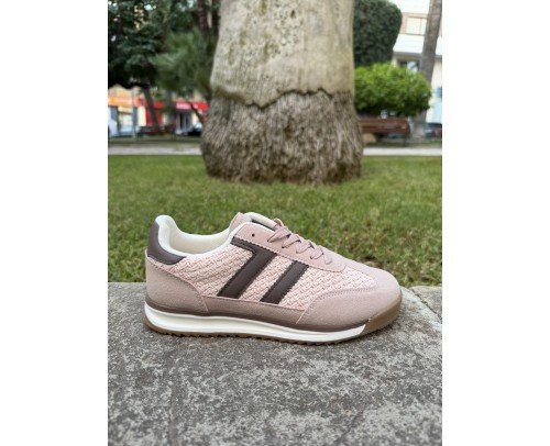 sneaker trenzada rosa