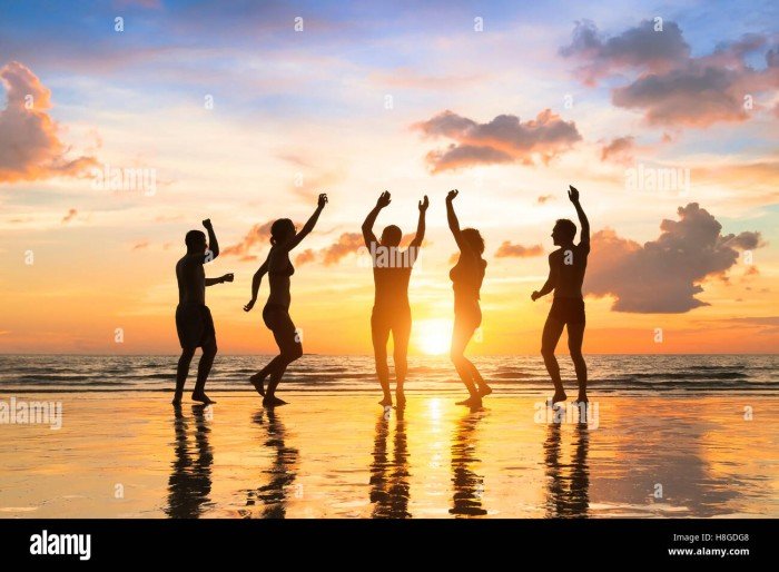 grupo-de-gente-feliz-y-divertirte-bailando-en-una-fiesta-en-la-playa-vacaciones-de-verano-la-luna-llena-tailandia-h8gdg8.jpg