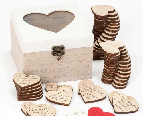 cofre de madera con corazones