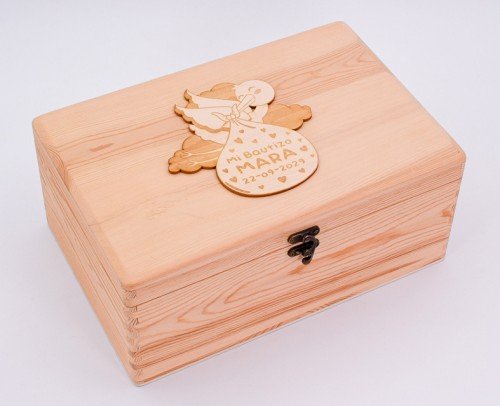 Ba&uacute;l madera cig&uuml;e&ntilde;a personalizada