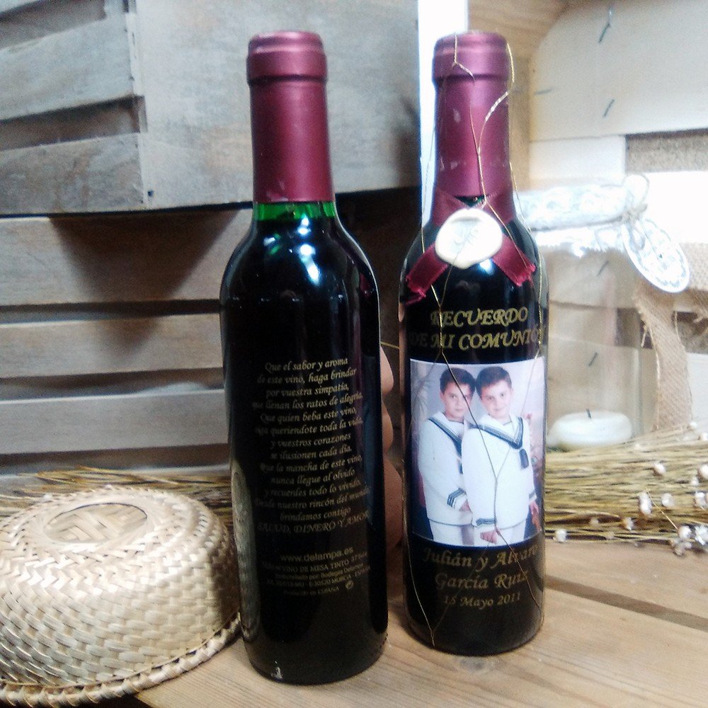 Botella de vino tinto con ostias para primera comunión