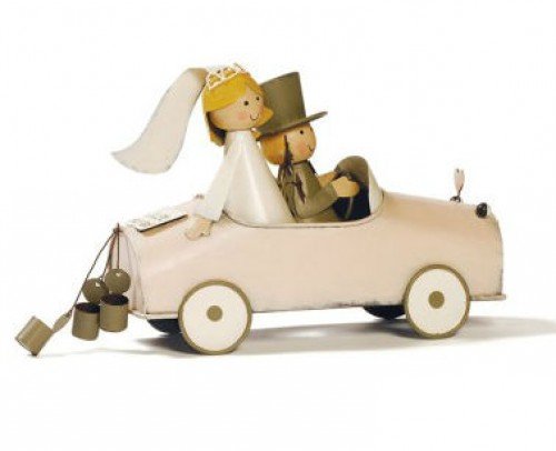 novios en coche clásico