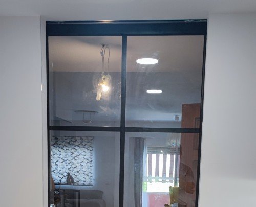 Puerta corredera en aluminio negro guía oculta