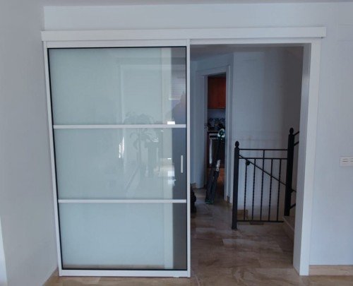 Puerta corredera en aluminio blanco