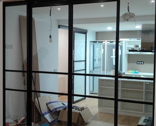 Separación de estancias con dos puertas y dos fijos