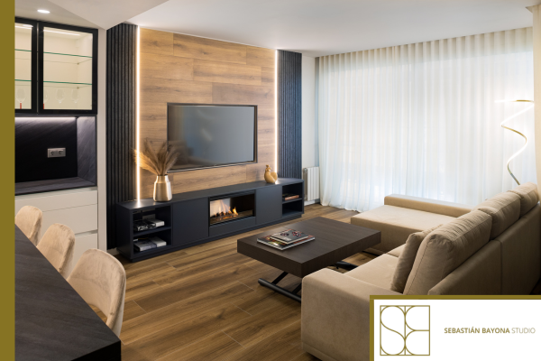 Salón contemporáneo y luminoso con interiorismo elegante pensado para ampliar visualmente el espacio.