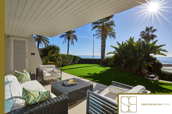 Terraza contemporánea de diseño elegante y funcional con mobiliario sofisticado%2C vegetación integrada y una atmósfera acogedora.