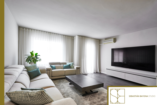 Espacio residencial con mobiliario a medida de diseño elegante%2C integrado en la arquitectura y pensado para aprovechar mejor el espacio.