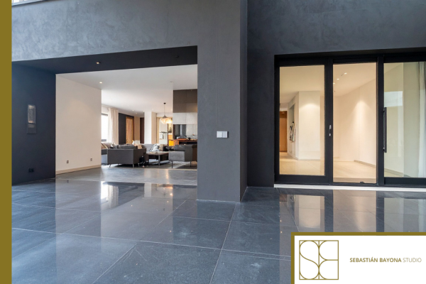 Vivienda reformada con interiorismo contemporáneo, distribución abierta, materiales elegantes y una sensación de amplitud y luz.