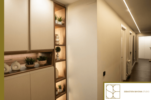 Contemporary elegant and functional entryway with integrated furniture, warm lighting and refined materials