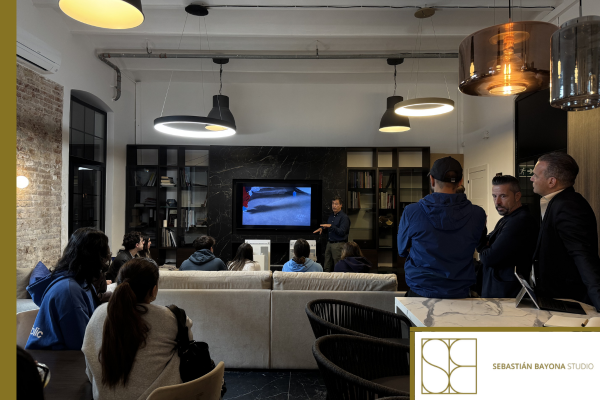 Formación en House Collection para estudiantes de interiorismo con presentación sobre materiales y concepto de estudio.