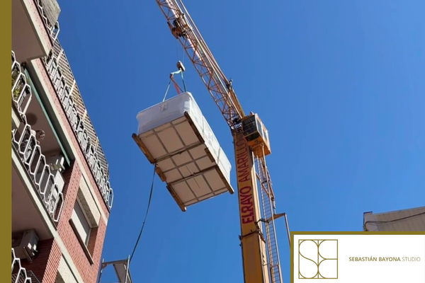 Proyecto Spy House con operación técnica para introducir una pieza de gran formato en la vivienda