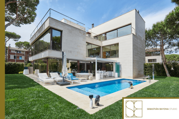 Terraza de lujo en villa moderna con piscina jardín y zona exterior cubierta