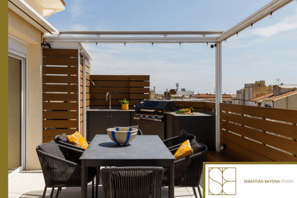 Terraza urbana en Barcelona con comedor exterior cocina integrada y vistas a la ciudad