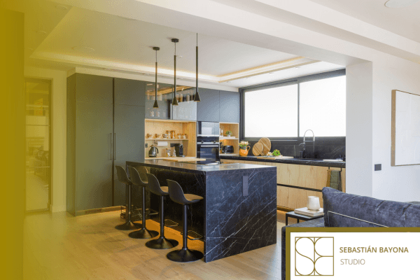 Cocina abierta con isla negra frentes de madera y mobiliario oscuro en vivienda contemporánea