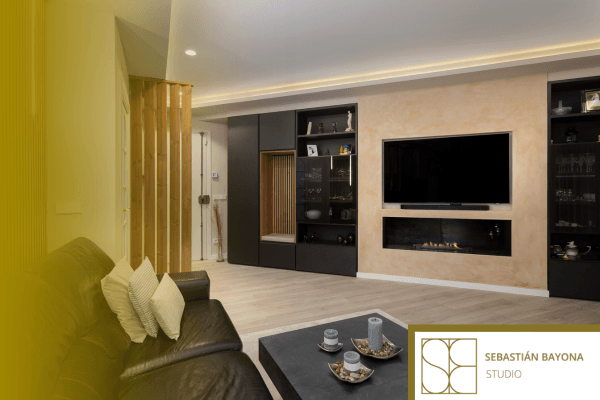 Salón contemporáneo con chimenea integrada mueble negro a medida y separador de madera