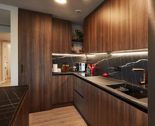 Modern kitchen renovation in dark tones in Barcelona
