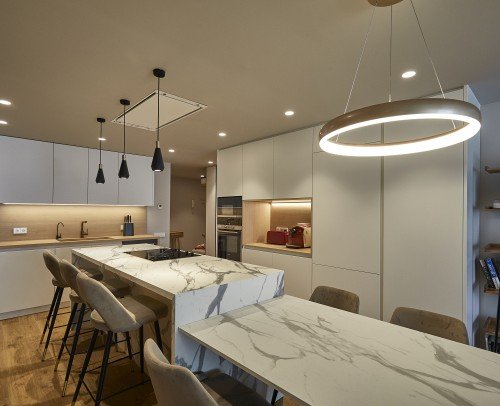 Diseño de cocina con isla y mesa de comedor en Barcelona