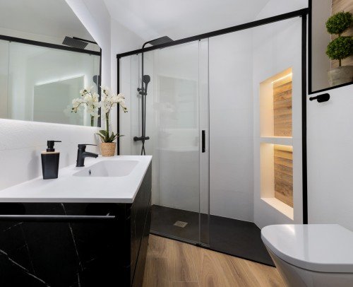 Bath screens with black structure