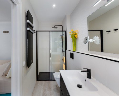 Bathroom design in black and white tones