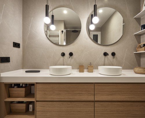 Bathroom design in warm tones in Barcelona