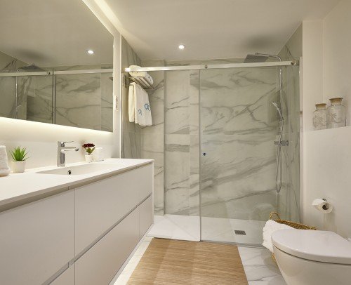Diseño de ducha con revestimiento porcelánico en Sitges